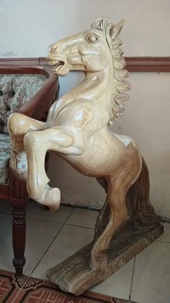 Patung kuda marmer