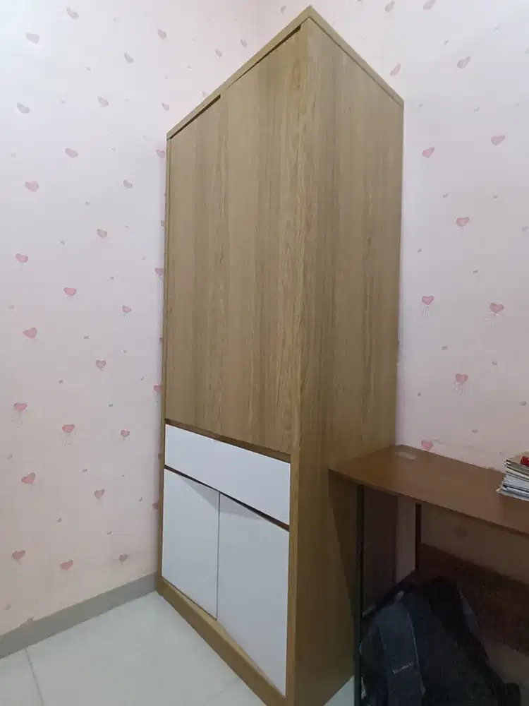 Lemari baju dan meja belajar