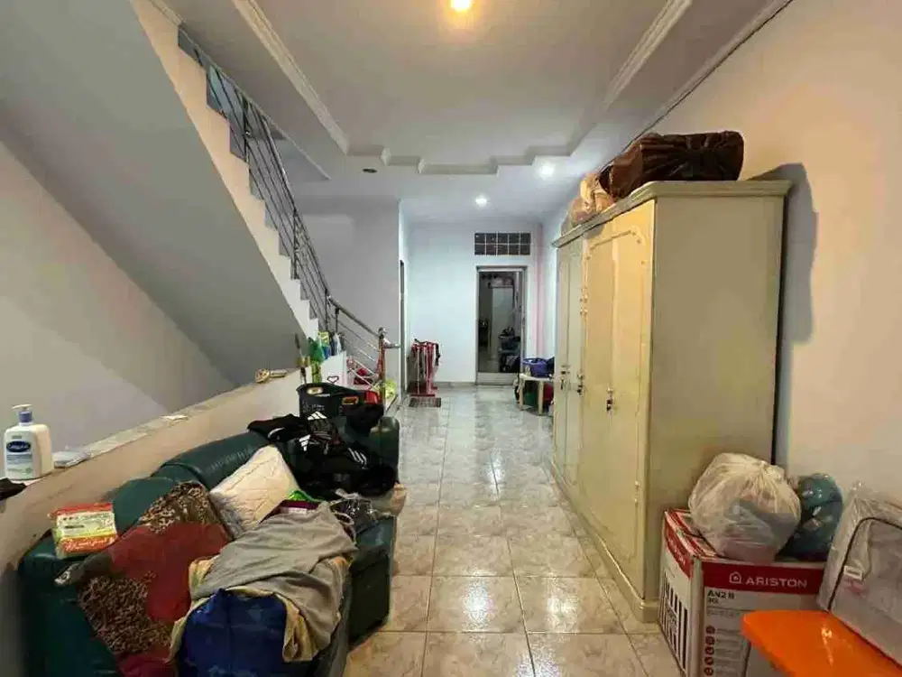 Dijual Townhouse inti kota Lokasi strategis ( dekat istana maimun )