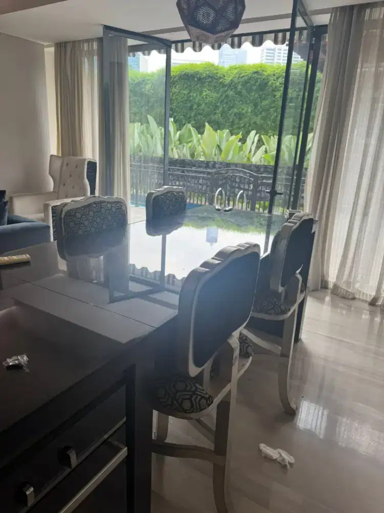 4 Bar Stolle (Kursi Bar)