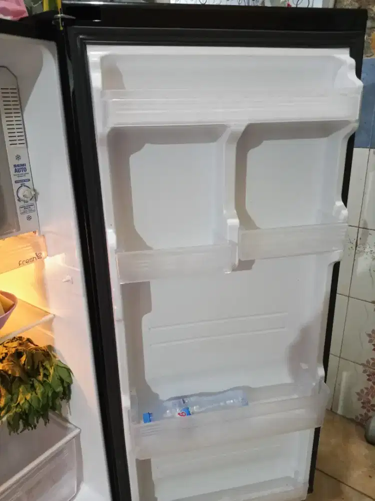 kulkas pemakaian 5 bulan Sharp