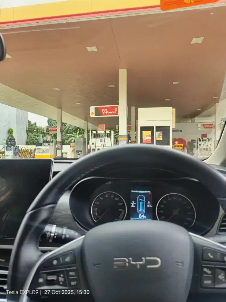 Layanan Pengemudi Profesional dengan Mobil Listrik BYD M6