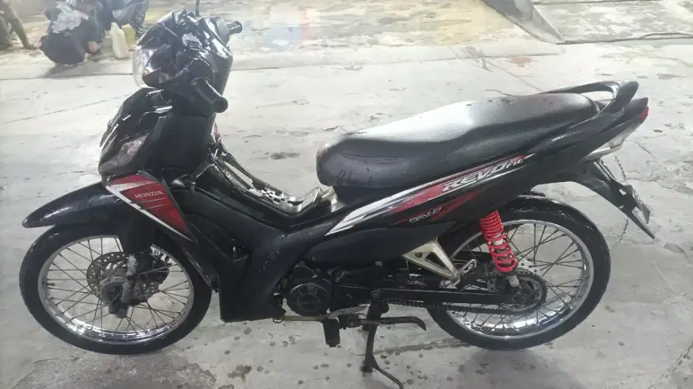HARGA NettMotor Honda Revo injection 2014. Surat lengkap, pajak hidup.
