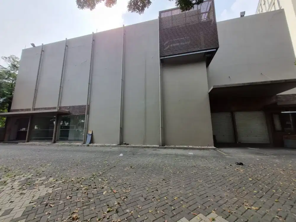 Gedung 3 lantai pinggir jalan raya dekat pintu tol Kebon Jeruk