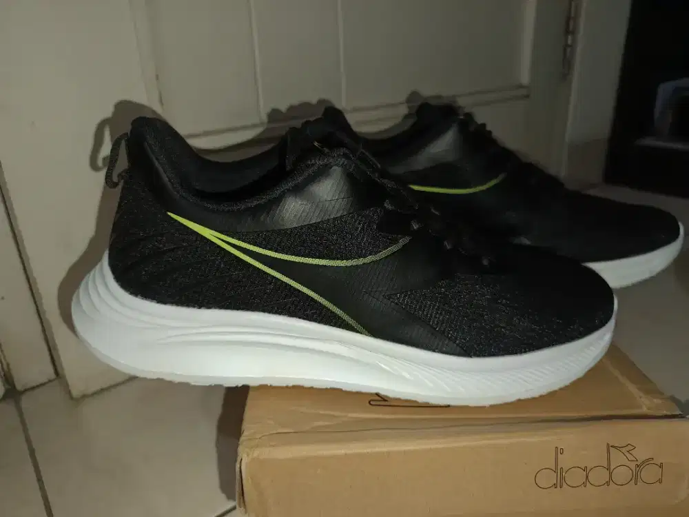 Sepatu Running diadora
