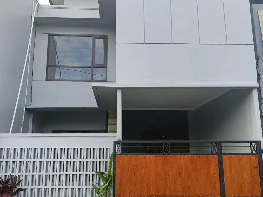 RUMAH SIAP HUNI MINIMALIS 3BR KAWASAN STARTETEGIS LOKASI DENPASAR SESETAN
