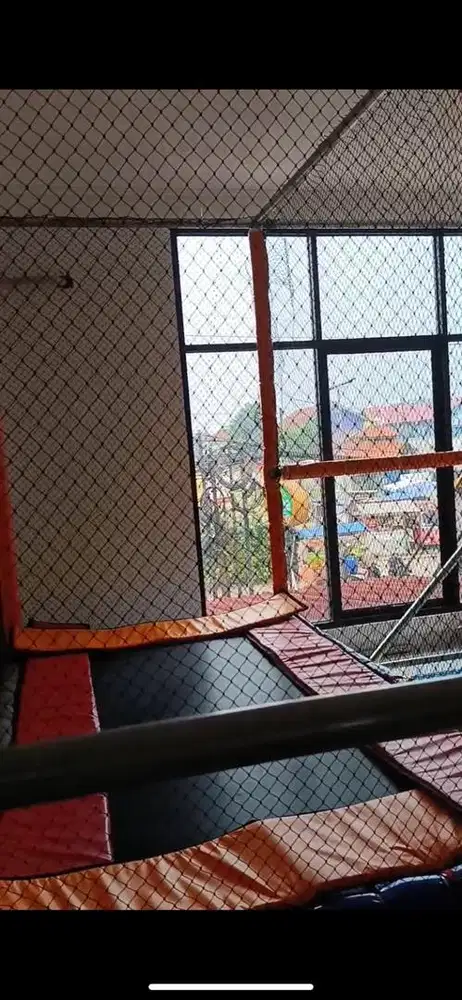 Set Trampolin dan mainan anak playground