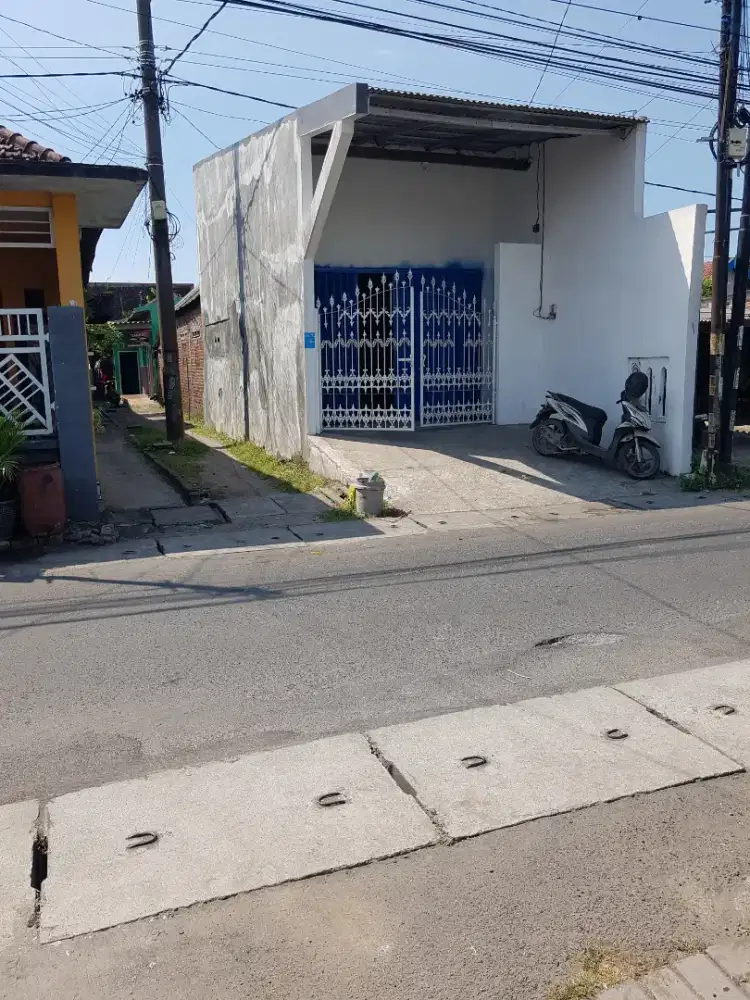 Disewakan toko plus rumah.