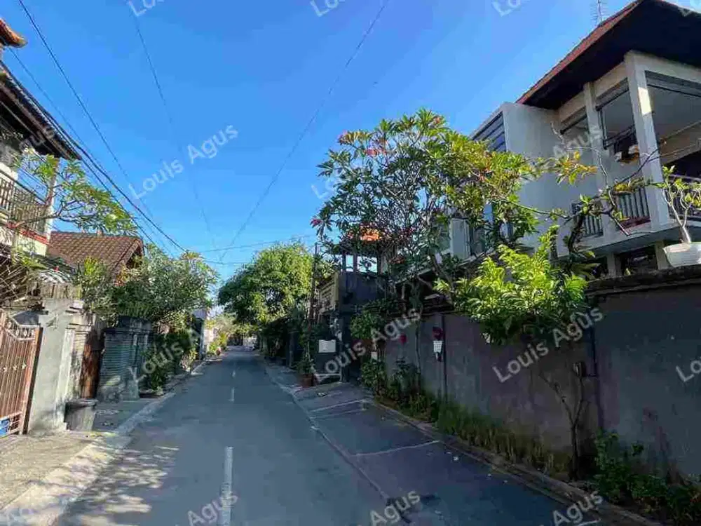 Rumah Modern semi villa di Jantung Sanur — Jalan Tunggak Bingin

Detail Properti

Luas tanah 300 m² dan bangunan 350 m², dengan akses jalan 5 meter, rumah ini siap memberikan ruang hidup yang lega dan privat.

Dilengkapi dengan:
	•	4 kamar tidur ber-AC &