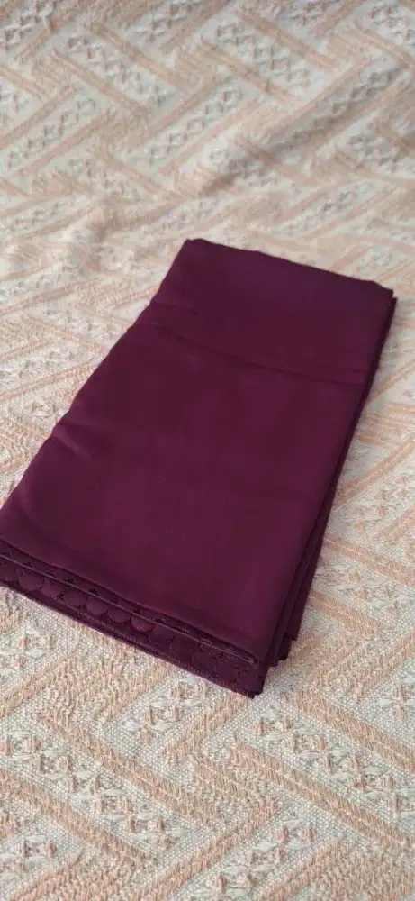 PRELOVED Jilbab Nun warna Maroon & Ungu
Ukuran 120 x 120 cm