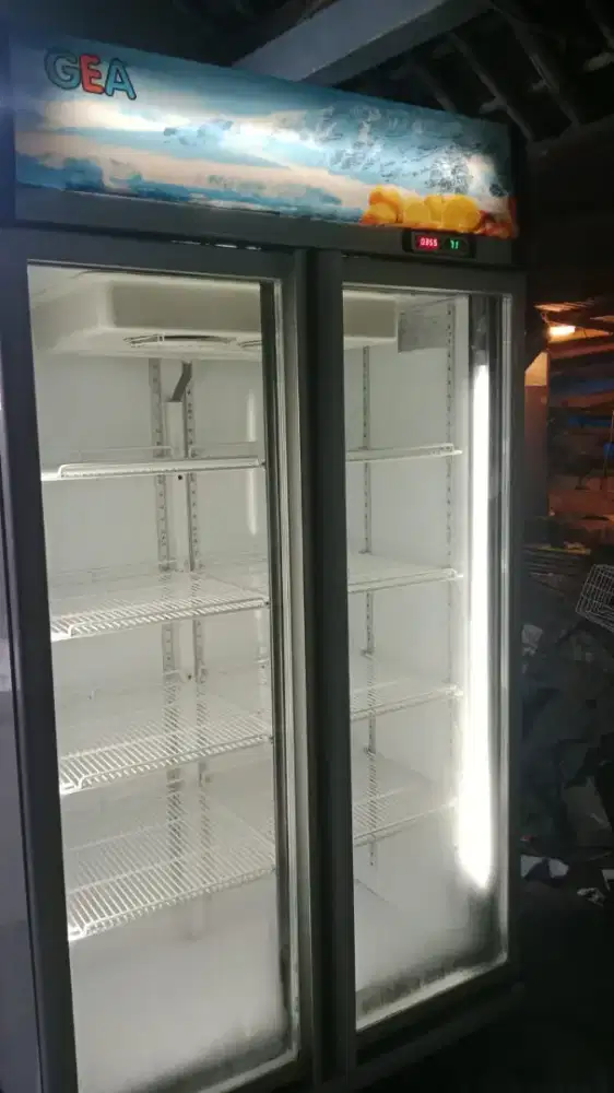 showcase 2 pintu merek gea