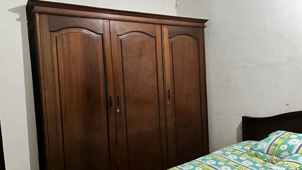 Dijual cepat lemari  pakaian 3 pintu dan tempat tidur jati kuno