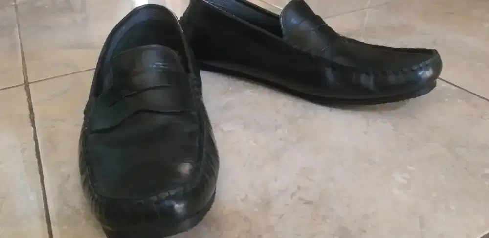 Sepatu kulit merek LACOSTE