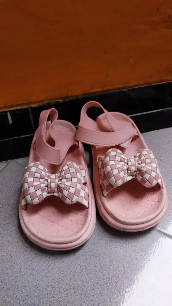 Dijual sandal anak perempuan size 30