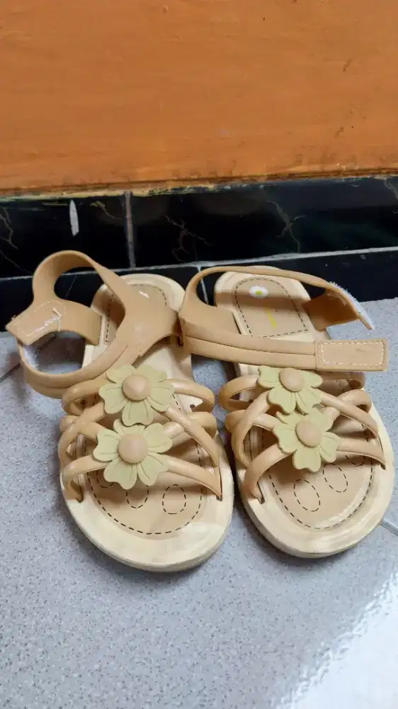 Dijual sandal anak perempuan size 29