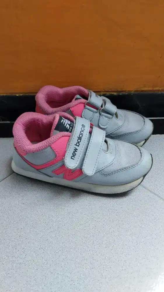 Dijual preloved sepatu anak perempuan size 29