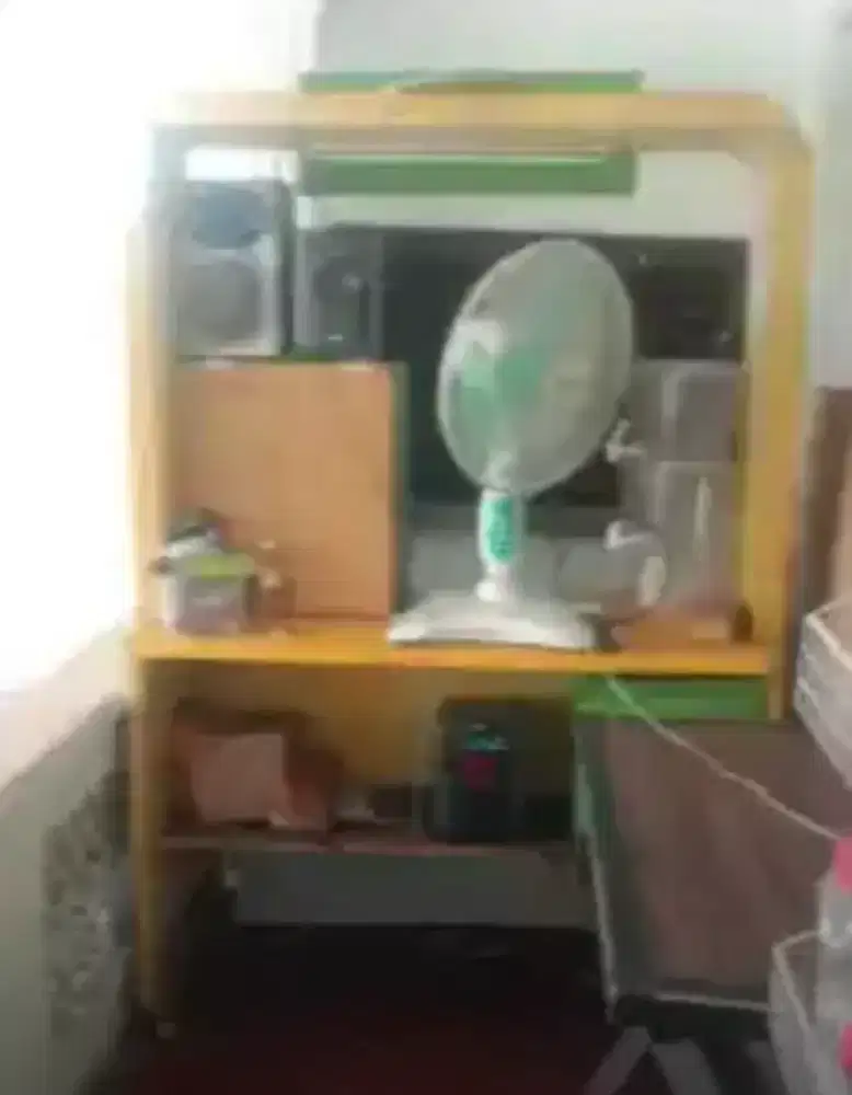 Rak Es atau Meja Tempat Es