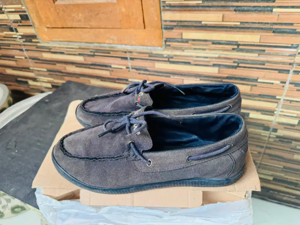 Sepatu slip on watchout