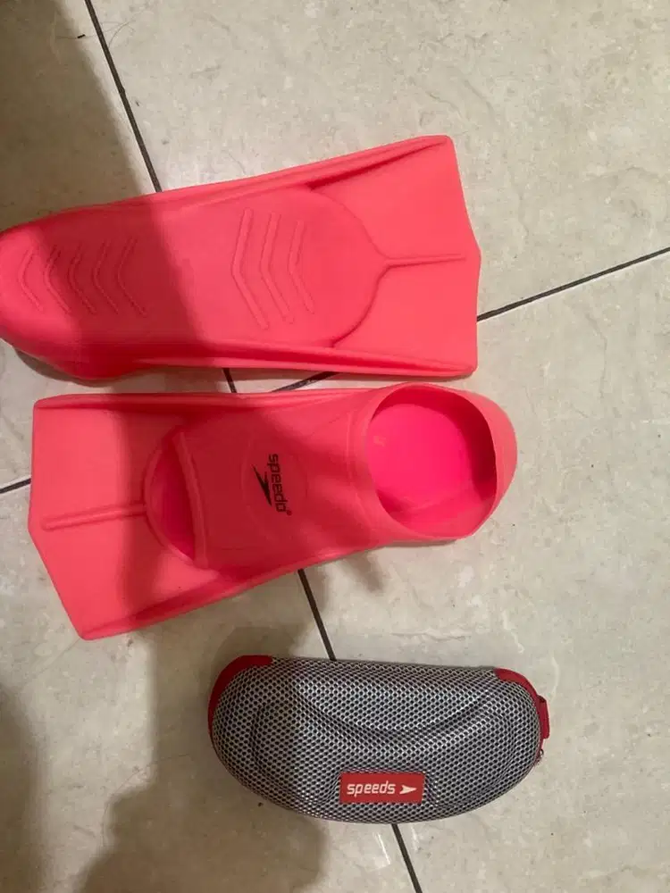 PERALATAN RENANG SEPATU KATAK SPEEDO, TEMPAT KACAMATA SPEEDS