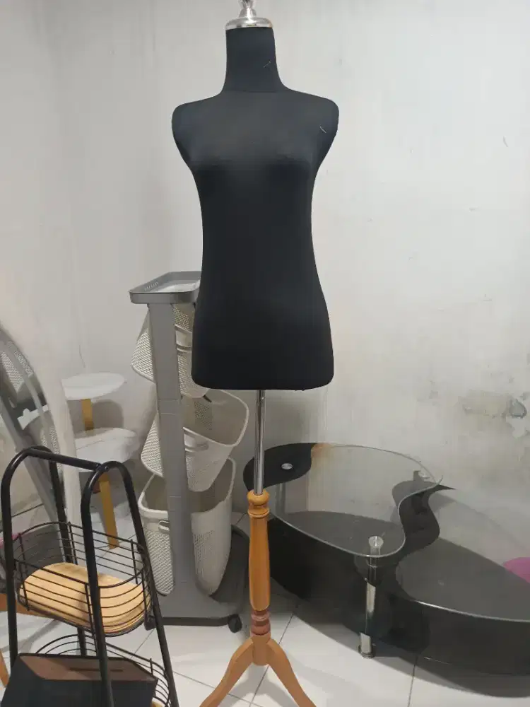 Manikin wanita,d balutin kain kaos