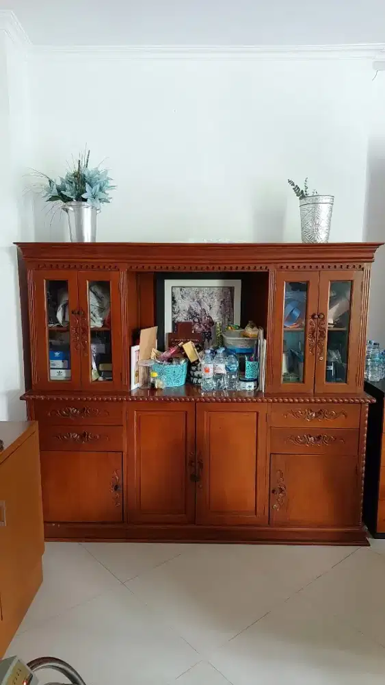 Lemari Jati Ruang Keluarga