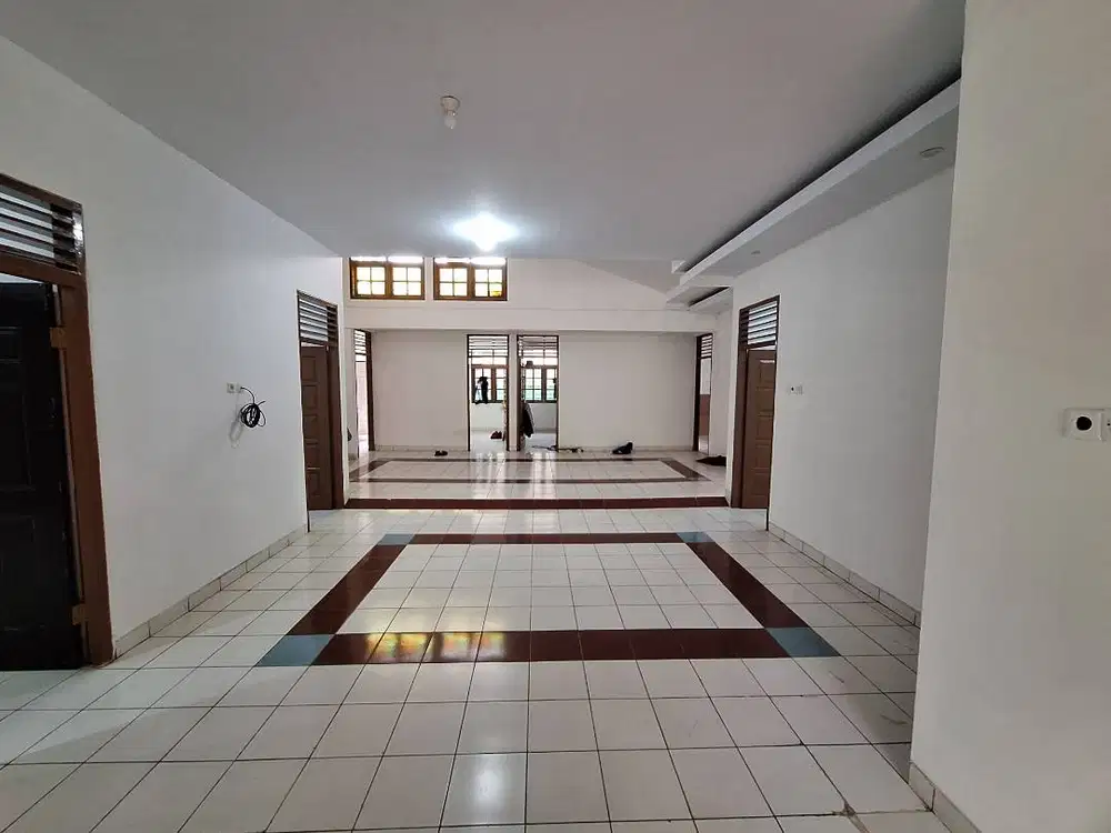 Rumah Besar disewakan. Akses jalan utama. Cocok utk keluarga & kantor