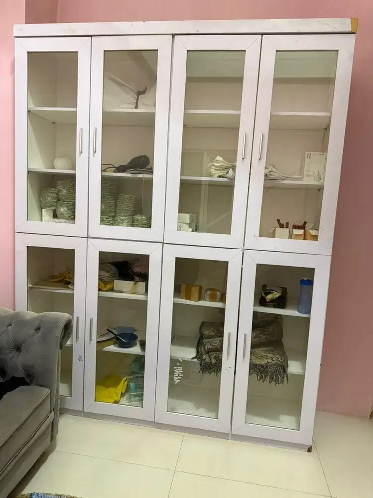 Lemari besar kaca putih