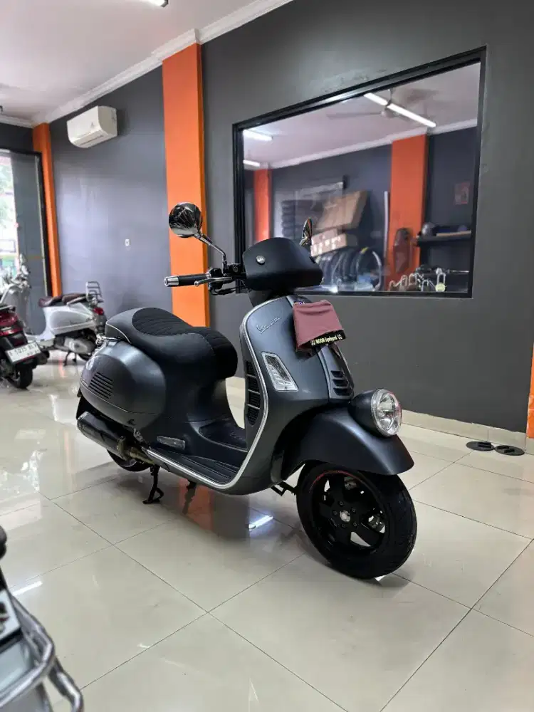 VESPA SEI GIORNI II EDITION 300 2021