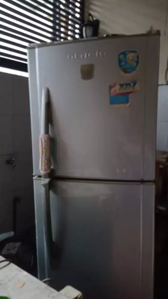 KULKAS DUA PINTU TOSHIBA