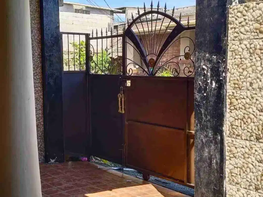 Disewakan rumah cantik dengan AC di deket UPN Rungkut Surabaya Timur