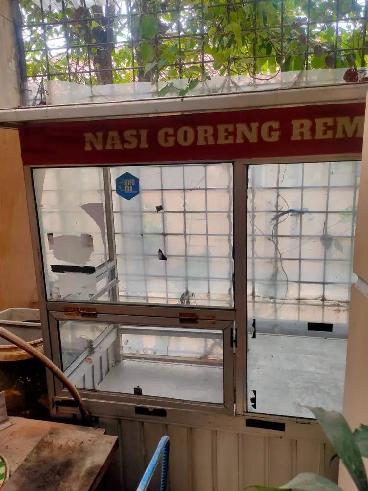 Etalase bekas jualan