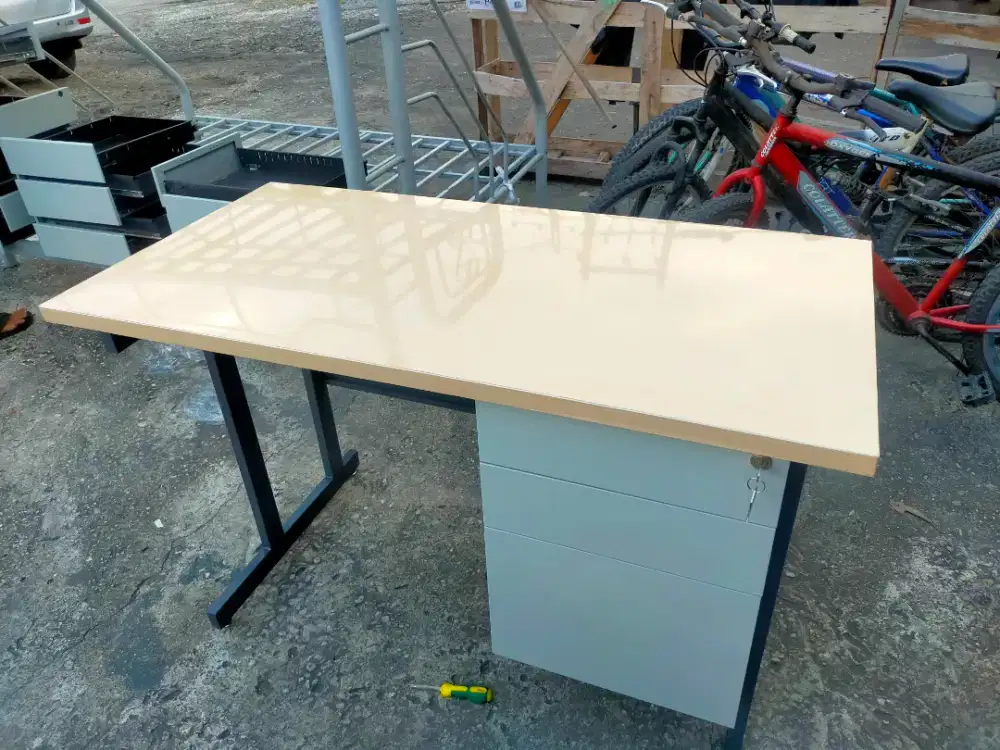 Meja kantor rangka besi