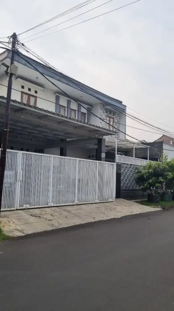 Di jual rumah minimalis 2 lantai di lingkungan asri