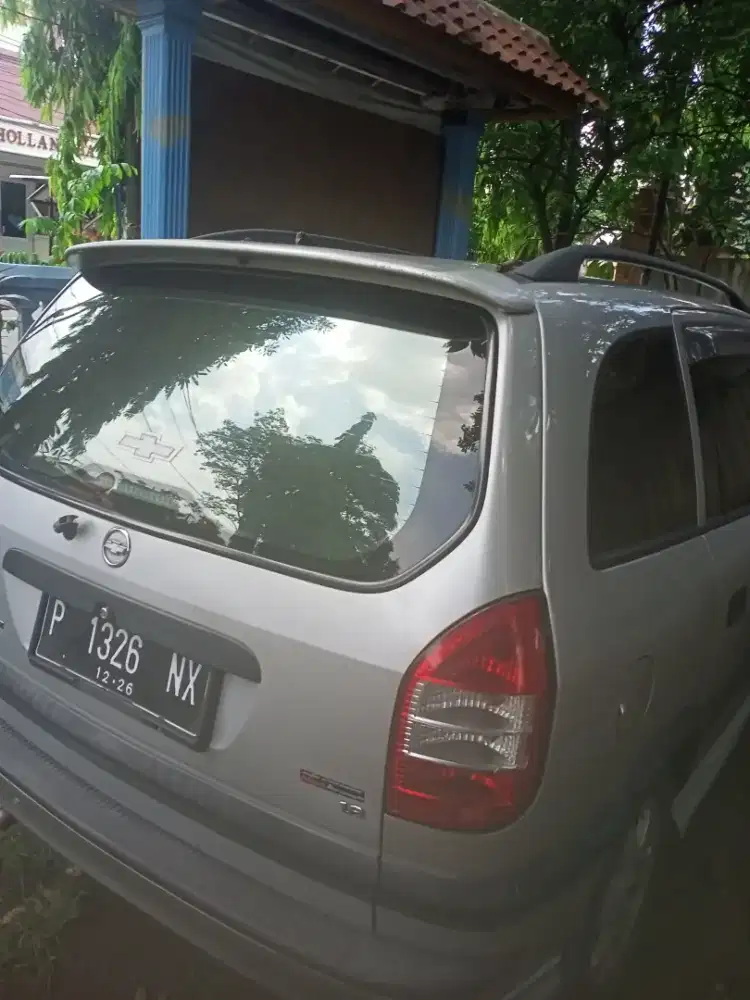 Chevrolet zafira tahun 2004 warna silver