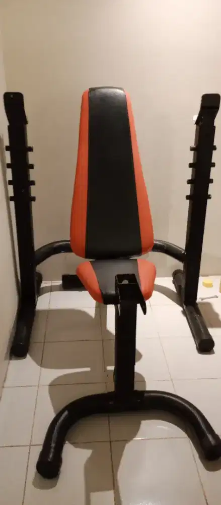 Bench press untuk olahraga Dan beban