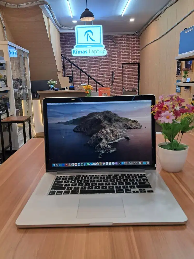 LAPTOP MACBOOK PRO RETINA I7 RAM 16/256GB INTEL IRIS PRO BEKAS SECOND