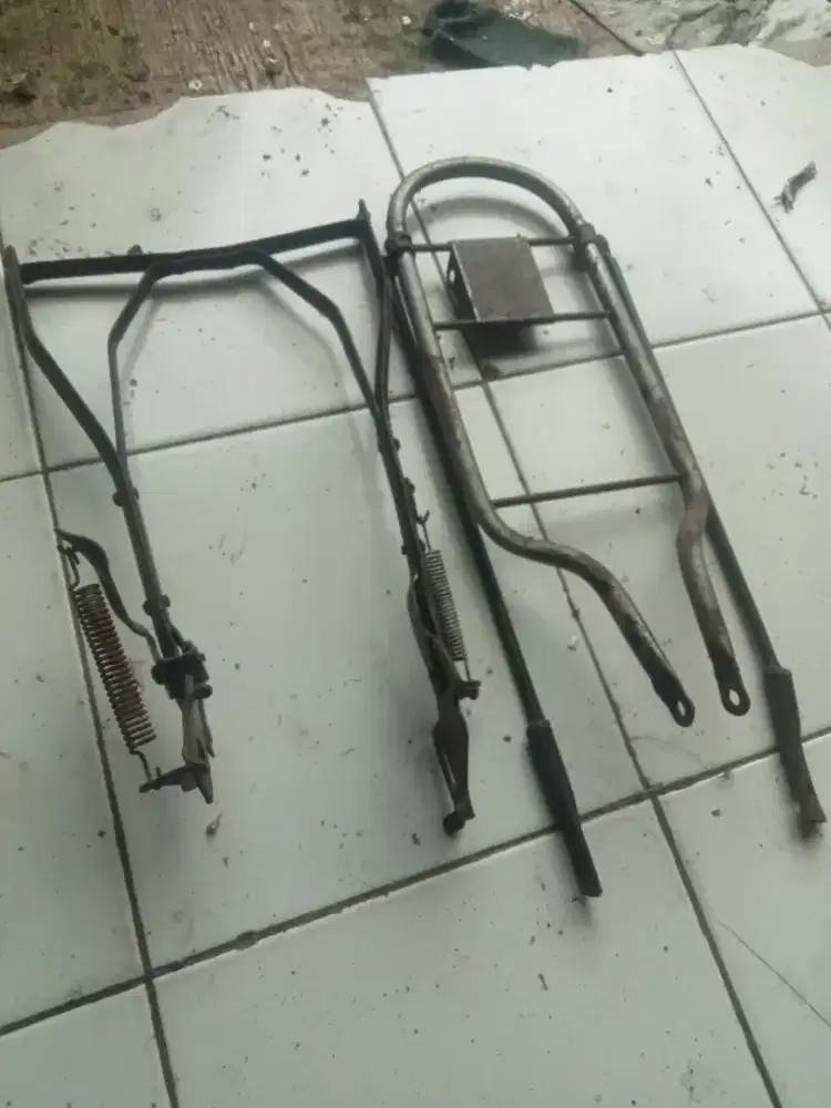 Standar diri dan boncengan sepeda ontel