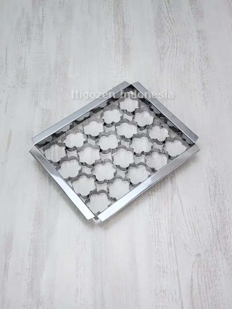 Preloved Cetakan Kue Kering Stainless Motif Bunga Sakura – 20 Lubang