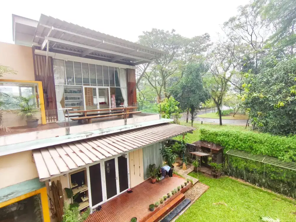 Rumah 2,5 lantai 4+2 kamar furnish hadap selatan di Sutera Renata