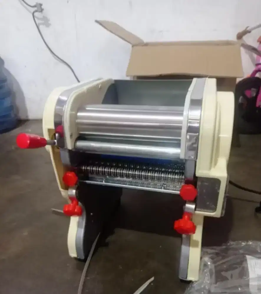 Mesin cetak mie getra