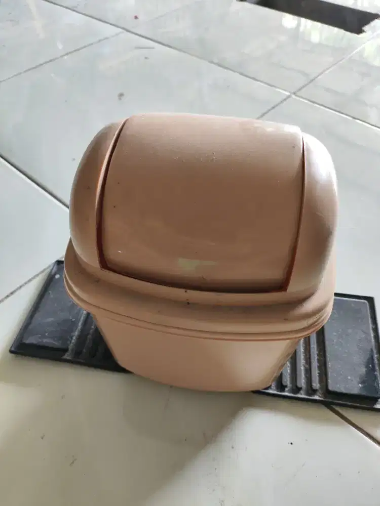 tempat sampah mobil