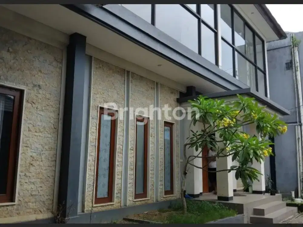 MURAH! RUMAH SEWA DI DEWI SRI KUTA - MEWAH, 4KT, CARPORT 4 MOBIL. AKAN DISERVIS SEBELUM PENYEWA MASUK (CLWF)