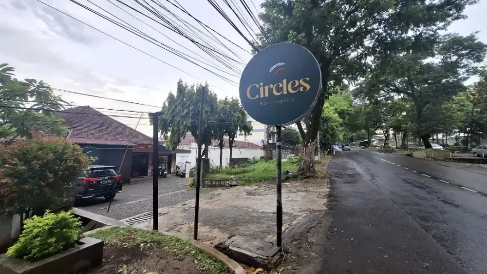 Disewakan Bangunan Usaha Lokasi Stategis Halaman Luas