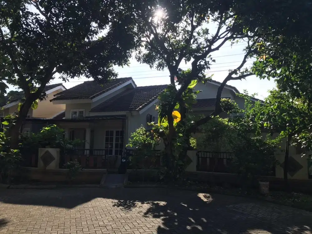 RUMAH HOEK, RENOVATED, SEMI-FURNISHED, KULDESAK & ASRI. Di Citra Indah