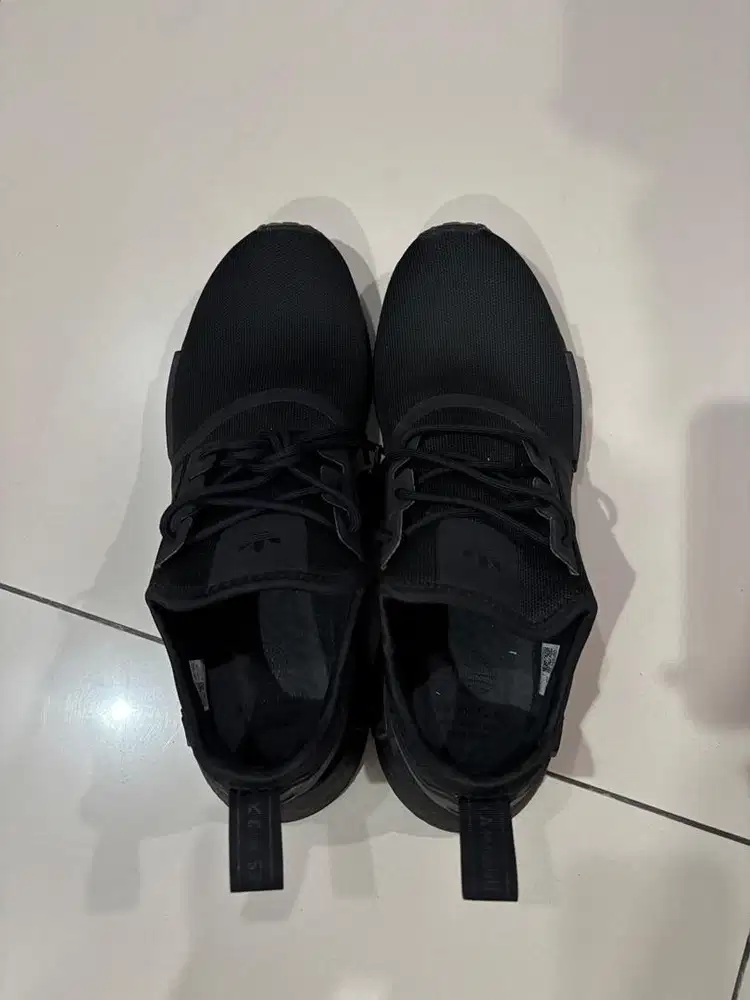 ADIDAS ORIGINALS Sepatu NMD_R1 Primeblue Pria Hitam