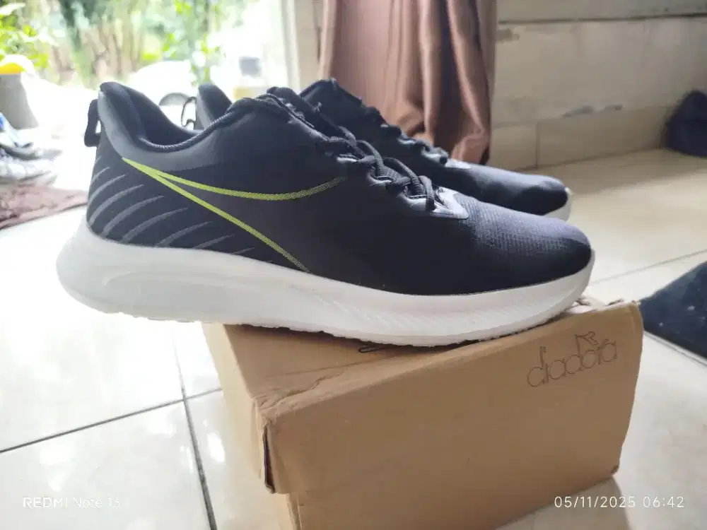 Sepatu running diadora