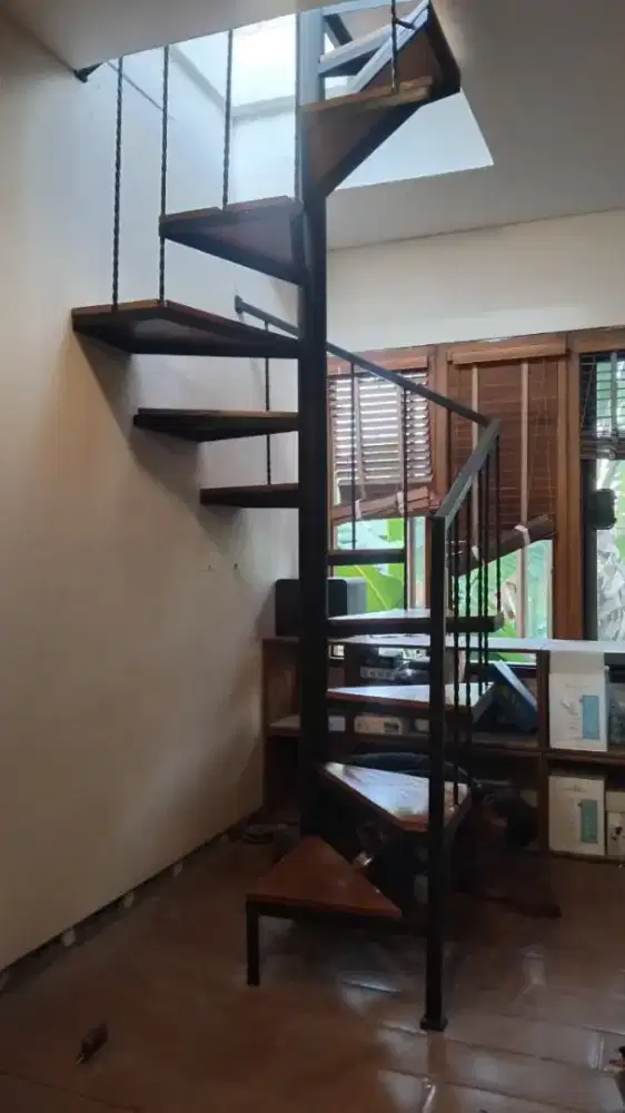 Tangga putar traf kayu harga /meter