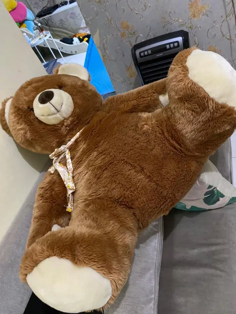 Boneka beruang coklat