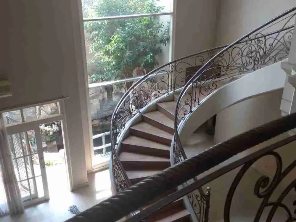 Dijual Rumah Classic Semi Furnished Graha Famili Blok Favorit Surabaya Barat Dekat Pakuwon Mall