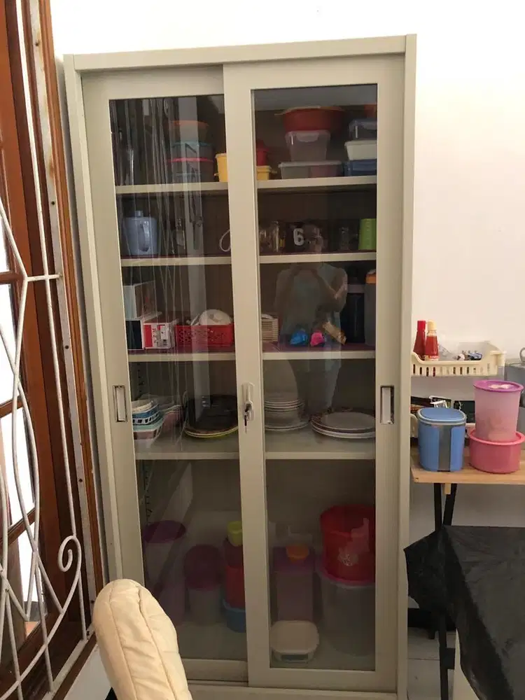 Lemari kaca metal serba guna